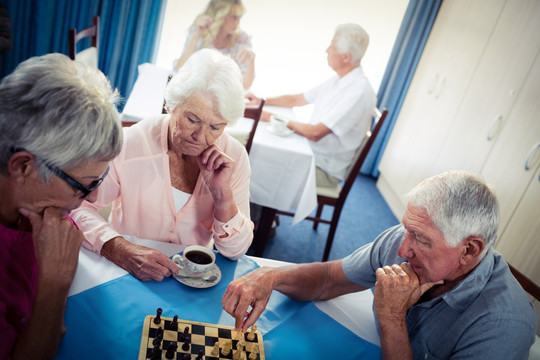 在一起下棋的老年人