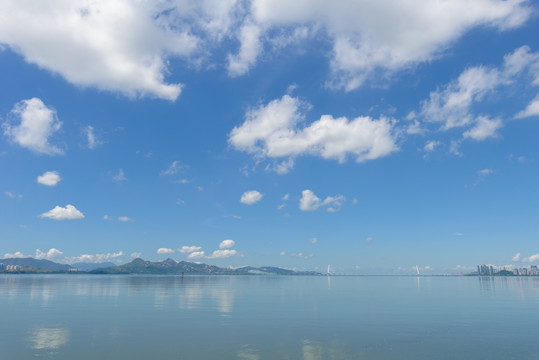 蓝天白云 海面 深圳湾