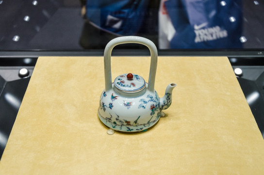 清代斗彩五倫圖提梁壺 清代斗彩