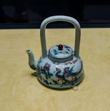 清代斗彩五倫圖提梁壺 清代斗彩
