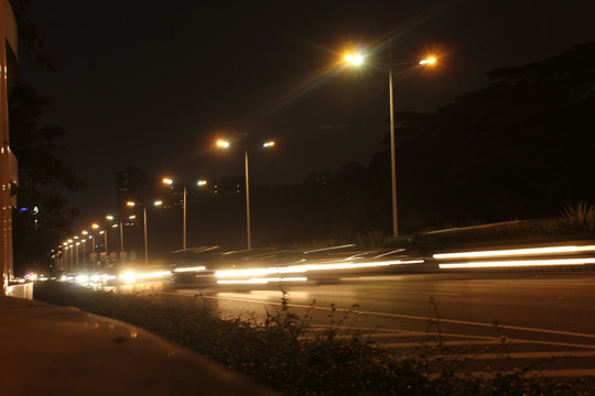 夜晚马路车流