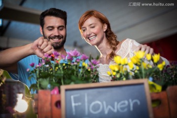 情侣在花店整理花束