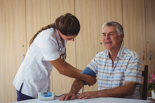 护士为老年人量血压