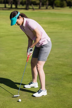 在打高尔夫球的女人