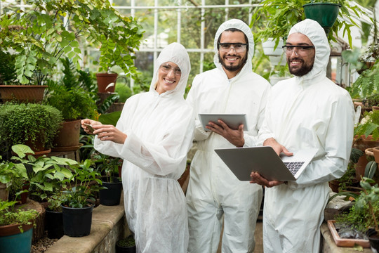 在花园里检查植物的生物学们