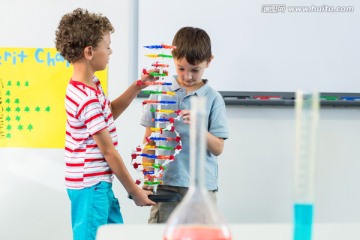 上實驗課的小學生