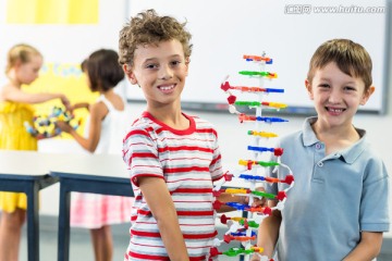 上实验课的小学生