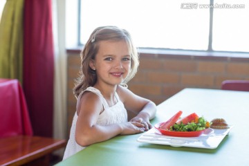 在食堂吃饭的小学女生