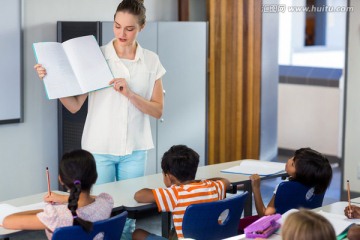 向学生们展示书的女老师