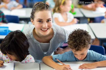 在指导学生们做作业的女老师