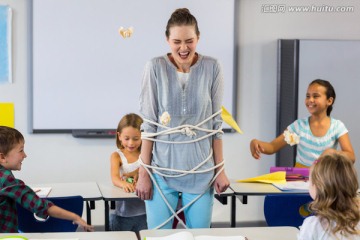 顽皮的学生们用绳子绑女老师