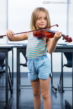 在拉小提琴的小女孩