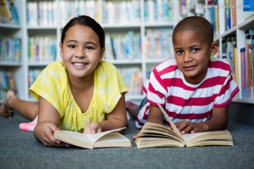 在图书馆里看书的两个小学生