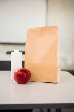 苹果和纸袋的特写