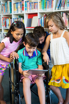 在图书馆使用平板电脑的小孩