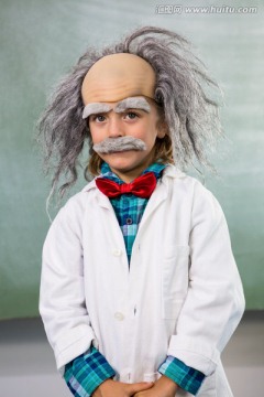 男孩打扮成科学家