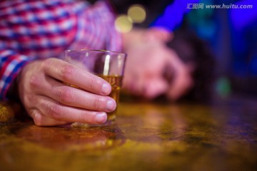 喝醉的男人躺在酒吧柜台上