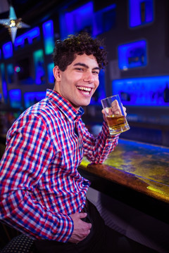 在酒吧里喝酒的年轻男人
