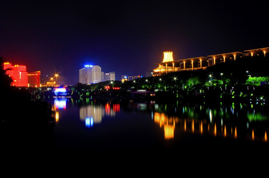 民歌湖夜景