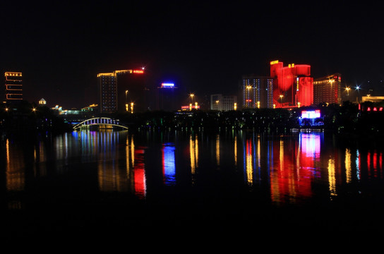 民歌湖夜景