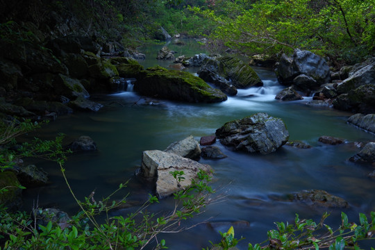 山间溪流