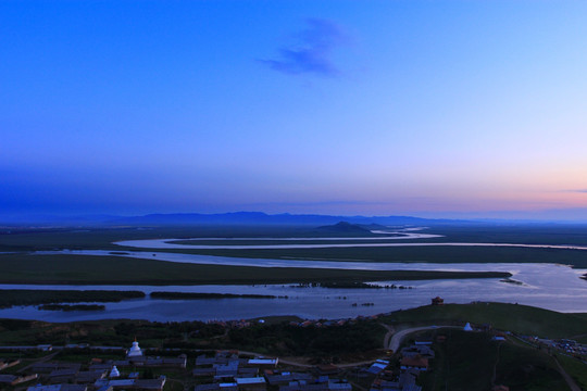 梦回晨曦的河流