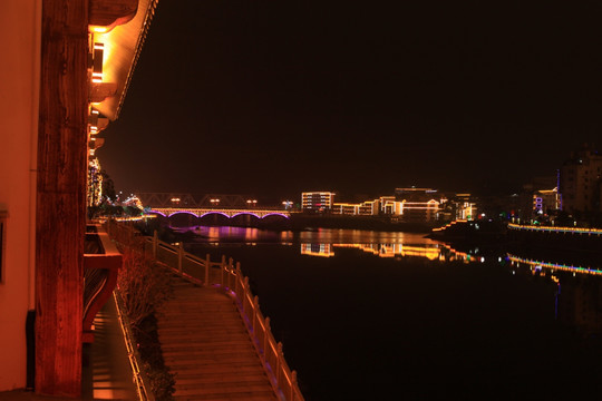 水边夜景