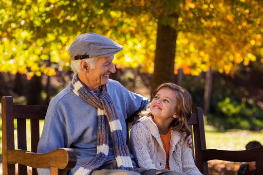爷爷和孙女在公园里坐着