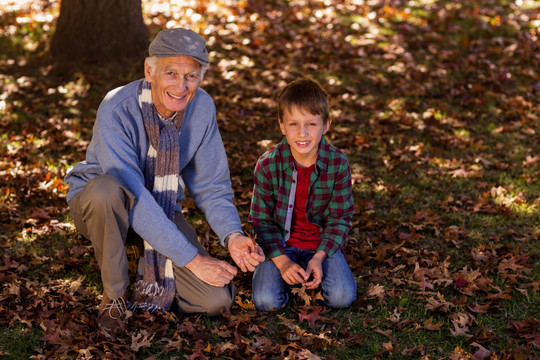 在公园里的爷爷和孙子