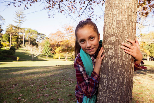 抱着一棵树的女孩
