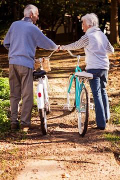 在户外骑自行车的夫妇