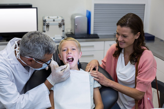 牙医为孩子做牙齿检查