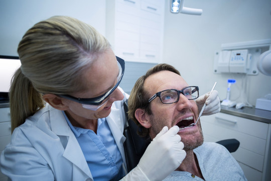 牙医为男人做口腔检查