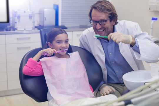 牙医指导病人刷牙