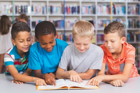 学校的孩子们一起在图书馆看书