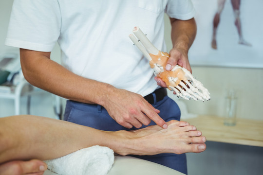 物理治疗师解释病人脚模型