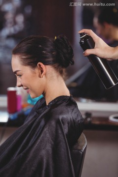 在美发店里做发型的女人