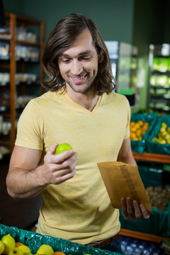 在超市里挑柠檬的男人