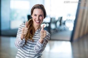 微笑着竖起大拇指的女人