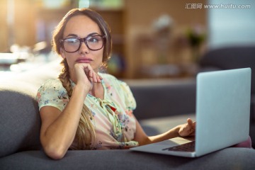 坐在沙发上思考的商务女人