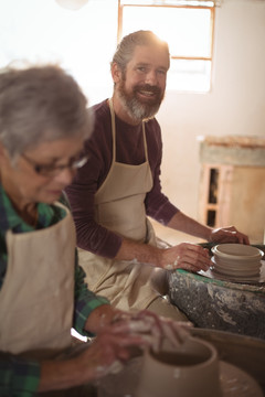 在做陶艺的两名工匠
