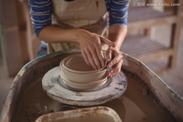 在制作陶器的女陶艺工