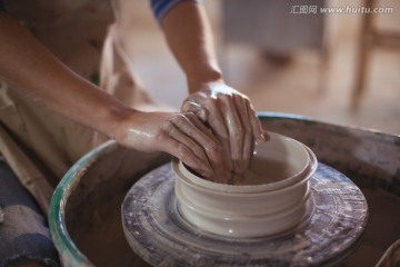在制作陶器的女陶艺工