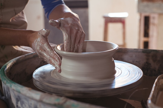 在做陶器的女陶艺工