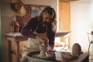 在制作陶器的男陶艺工