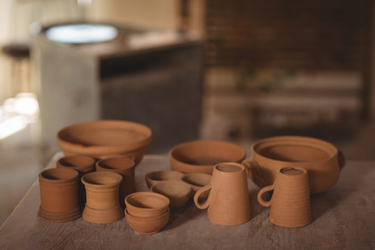 桌上的各种陶器