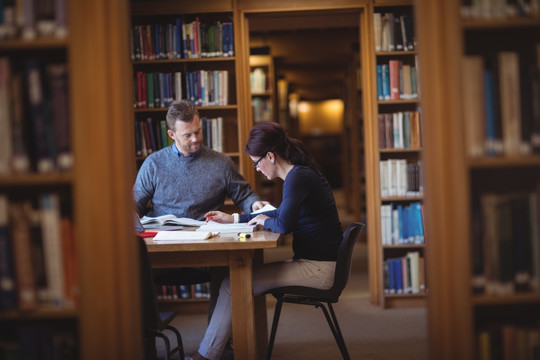 在图书馆里学习的大学生们