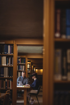 在图书馆使用笔记本电脑的男女