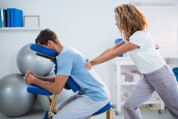 物理治疗师对患者给予背部按摩