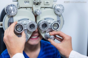 验光师为患者做视力检查